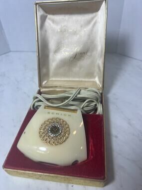 VINTAGE LADY SCHICK CROWN JEWEL MODEL 100 ELECTRIC RAZOR SHAVER USA w/cord etc